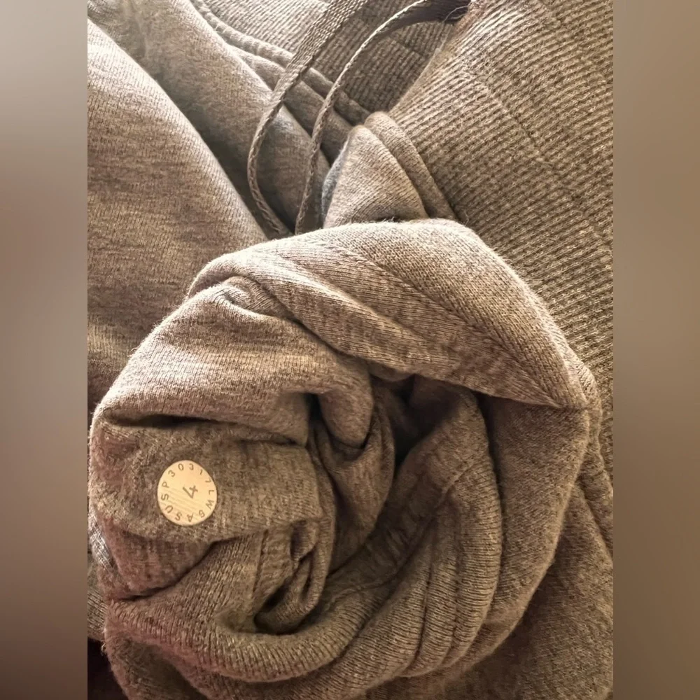 Lululemon heather gray sweatpants/joggers size size 4